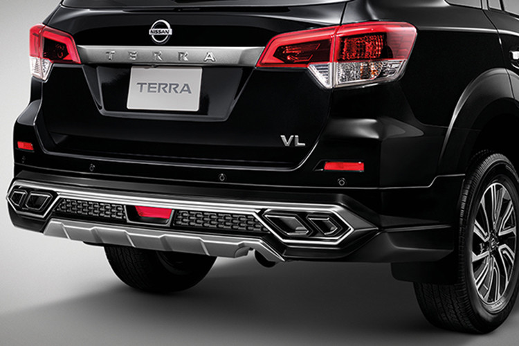 Tương tự, cản sau cũng được thiết kế thể thao hơn với sự kết hợp giữa các ống xả giả, phần ốp màu bạc xung quanh, và tấm khuyến tán khí động học cũng được trang bị như phía trước. Xe cũng được bổ sung thêm tính năng mở cốp điện, và cảm biến giúp mở bằng cách đá chân.