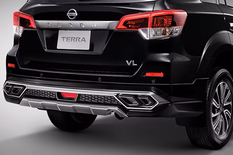 Tương tự, cản sau cũng được thiết kế thể thao hơn với sự kết hợp giữa các ống xả giả, phần ốp màu bạc xung quanh, và tấm khuyến tán khí động học cũng được trang bị như phía trước. Xe cũng được bổ sung thêm tính năng mở cốp điện, và cảm biến giúp mở bằng cách đá chân.