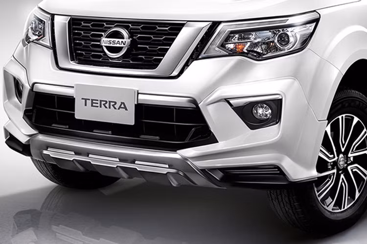 Với sự bổ sung này, mẫu xe SUV Nissan Terra được kỳ vọng sẽ tăng sức hút, giúp cạnh tranh tốt hơn với các đối thủ Toyota Fortuner và Mitsubishi Pajero Sport. Thay đổi rõ ràng nhất của Nissan Terra Energetic 2019 ở ngoại hình. Phần đầu xe được trang bị cản trước mới, thể thao hơn, các chi tiết xung quanh đèn sương mù cho cảm giác chắc chắn và phía dưới có thêm tấm khuyến tán khí động học.