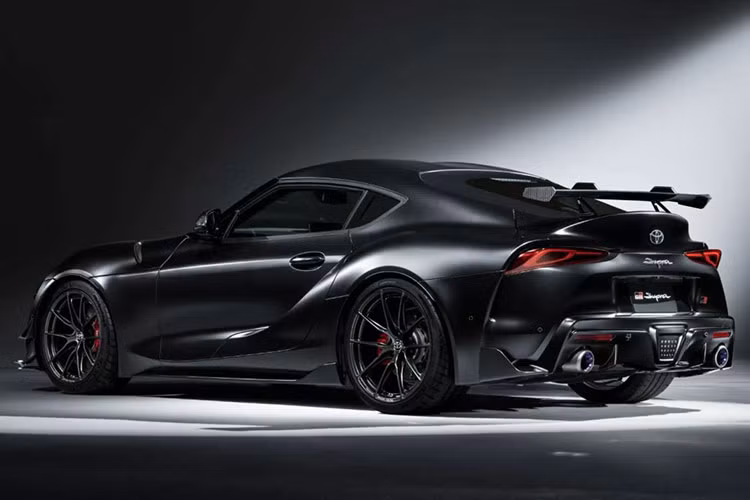 Phiên bản A90 Final Edition của Toyota Supra không chỉ kế thừa những đặc điểm nổi bật của GR Supra mà còn được trang bị nhiều nâng cấp mạnh mẽ, mang lại hiệu suất vượt trội và thiết kế ấn tượng. Về mặt hiệu suất, xe được trang bị động cơ 6 xi-lanh tăng áp 3.0L lấy từ BMW, với công suất lên tới 429 mã lực và mô-men xoắn đạt 570 Nm.