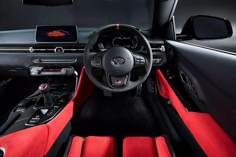 Bên trong, nội thất của chiếc xe được trang bị ghế Recaro Podium CF làm từ sợi carbon, bọc Alcantara. Ghế lái được hoàn thiện bằng da đỏ, phối hợp với các chi tiết nổi bật như bảng điều khiển trung tâm, dây an toàn và tấm cửa bên lái. Mặc dù cabin của ghế hành khách và các khu vực còn lại có màu đen nhưng lại điểm xuyết nhiều chi tiết bằng Alcantara và sợi carbon mang lại cảm giác sang trọng và thể thao.