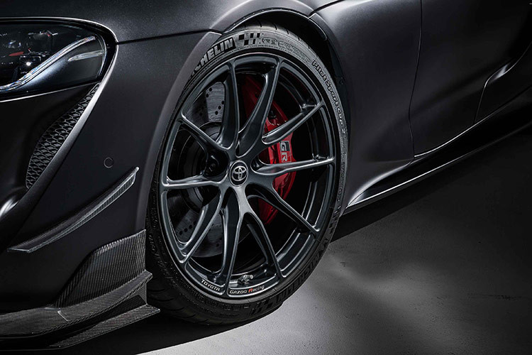 Phiên bản Toyota GR Supra A90 đặc biệt này còn được trang bị hệ thống treo KW có thể điều chỉnh độ giảm xóc, giúp tối ưu hóa khả năng xử lý. Toyota Gazoo Racing đã gia cố các thanh chống lật phía trước và phía sau, đồng thời thay đổi góc nghiêng của bánh xe để mang lại sự linh hoạt và khả năng bám đường vượt trội.