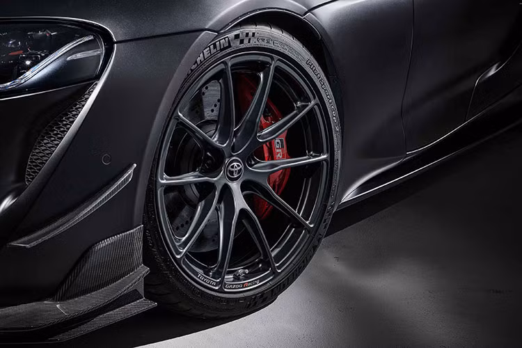 Phiên bản Toyota GR Supra A90 đặc biệt này còn được trang bị hệ thống treo KW có thể điều chỉnh độ giảm xóc, giúp tối ưu hóa khả năng xử lý. Toyota Gazoo Racing đã gia cố các thanh chống lật phía trước và phía sau, đồng thời thay đổi góc nghiêng của bánh xe để mang lại sự linh hoạt và khả năng bám đường vượt trội. 