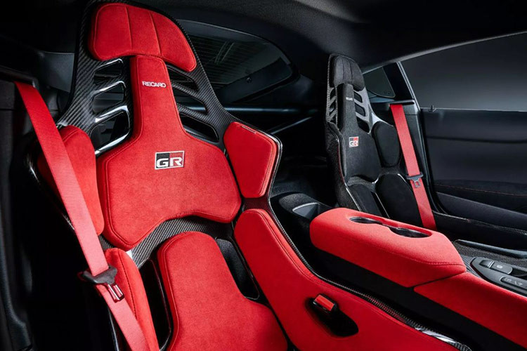 Ngoài A90 Final Edition, Toyota còn công bố phiên bản nâng cấp nhẹ của GR Supra cho năm cuối cùng sản xuất, với tên gọi “Lightweight Evo” tại Châu Âu và “Track Edition” tại Australia. Xe được cải tiến về khí động học và hệ thống treo, bao gồm các thay đổi phần cứng như gia cường bộ phận cao su, thanh giằng, và các bộ phận dưới sàn xe giúp tăng độ cứng và cải thiện khả năng xử lý.