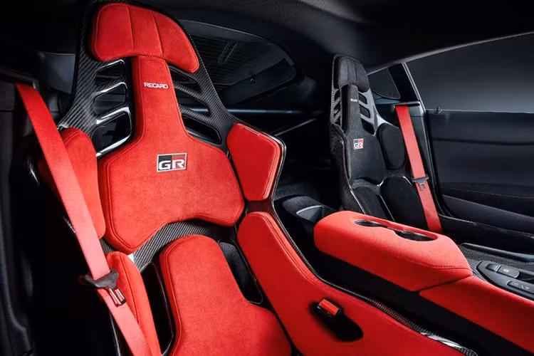 Ngoài A90 Final Edition, Toyota còn công bố phiên bản nâng cấp nhẹ của GR Supra cho năm cuối cùng sản xuất, với tên gọi “Lightweight Evo” tại Châu Âu và “Track Edition” tại Australia. Xe được cải tiến về khí động học và hệ thống treo, bao gồm các thay đổi phần cứng như gia cường bộ phận cao su, thanh giằng, và các bộ phận dưới sàn xe giúp tăng độ cứng và cải thiện khả năng xử lý.