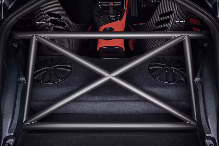 Điều đáng chú ý là không có sự xuất hiện của động cơ 4 xi-lanh 2.0L trong các phiên bản mới, mặc dù phiên bản trước đó vẫn có mặt tại các thị trường Nhật Bản và Châu Âu. Hiện tại, chưa rõ liệu động cơ này có tiếp tục được cung cấp hay không hay sẽ bị loại bỏ như phiên bản GR Supra tại Mỹ.