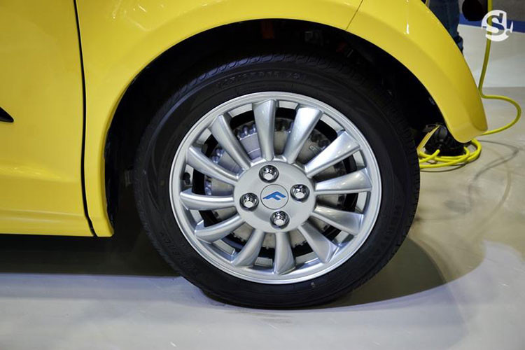 Mâm xe thiết kế dạng hợp kim đa chấu khá đẹp mắt, để có thể dùng cho cả việc di chuyển trên cạn. Theo đại diện Funai Electric Co. cho hay, chiếc xe này được chế tạo lấy ý tưởng từ thảm họa sóng thần tại Nhật năm 2011.