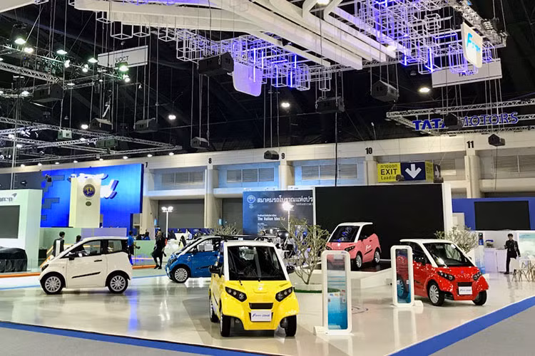 Trước đó, tờ Auto News dẫn lời ban lãnh đạo Công ty Funai (Nhật Bản) rằng thông qua một đối tác họ sẽ đưa chiếc xe FOMM Concept One vào bán tại thị trường Việt Nam. Theo lãnh đạo công ty Funai (Nhật Bản), hãng sẽ xây dựng một mạng lưới trạm đổi pin, nghĩa là người dùng chỉ việc đến đổi pin để chạy tiếp mà không cần phải chờ sạc đầy.