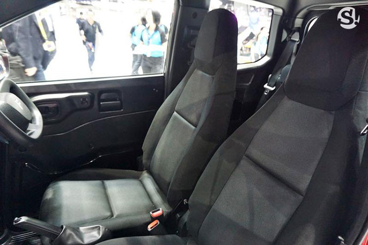 Để tăng tốc mỗi khi di chuyển, người lái sẽ phải dùng lẫy gẩy số được tích hợp trên vô lăng để thay đổi hệ truyền động của xe, đây cũng là điểm khác biệt so với những mẫu xe hiện đang có mặt trên thị trường ôtô điện. Xe được trang bị pin lithium-ion 12 kWh để nạp năng lượng cho 2 động cơ 5 kW ở 2 bánh xe trước.