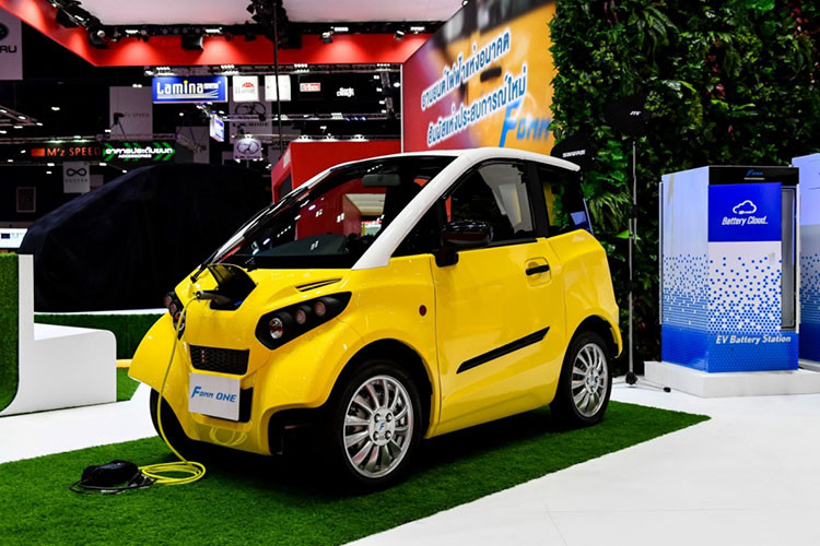 Trước đây, Funai Electric Co., là một nhà sản xuất tivi và đồ điện tử, tập đoàn này chỉ vừa mới “chân ướt chân ráo” gia nhập vào ngành công nghiệp xe hơi nên còn nhiều hạn chế trong việc sản xuất cũng như xây dựng quy mô nhà xưởng hiện đại. Chính vì thế, FOMM One không được hoàn thiện trong nước mà được sản xuất tại Bangkok, Thái Lan theo sự hợp tác với giữa Funai Electric Co. và FOMM Corp.