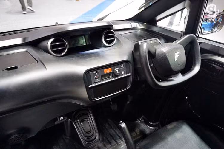 Bên tong ội thất của xe ôtô điện FOMM One mới này được hãng sản xuất thiết kế tối giản bởi đặc thù được tạo ra để lội nước nên xe chỉ có 1 bàn đạp cho phanh và 1 vô lăng điều khiển hình chữ nhật với logo chữ “F” được mạ sáng nổi bật ở chính giữa. Tuy nhiên, nó vẫn đủ 4 chỗ ngồi khá thoải mái.