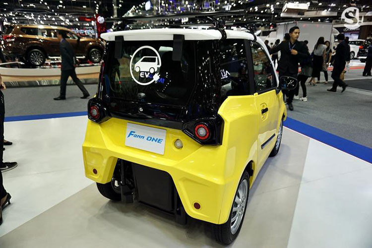 Cụm pin lithium-ion cũng là loại pin cho thời lượng sử dụng cao nhất và độ bền tốt nhất. Với việc được tang bị 2 động cơ điện, xe có thể chạy đến tốc độ tối đa 80 km/h và chạy được tới 160 km mới phải sạc pin.