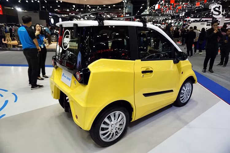 Phía trên cụm đèn pha là hệ thống sạc điện với thời gian sạc đầy 6 tiếng cho 160 km di chuyển trên đường. Xe ôtô chạy điện FOMM One được trang bị pin lithium-ion 12 kWh để nạp năng lượng cho 2 động cơ 5 kW ở 2 bánh xe trước, pin lithium-ion cũng là loại pin cho thời lượng sử dụng cao nhất và độ bền tốt nhất.