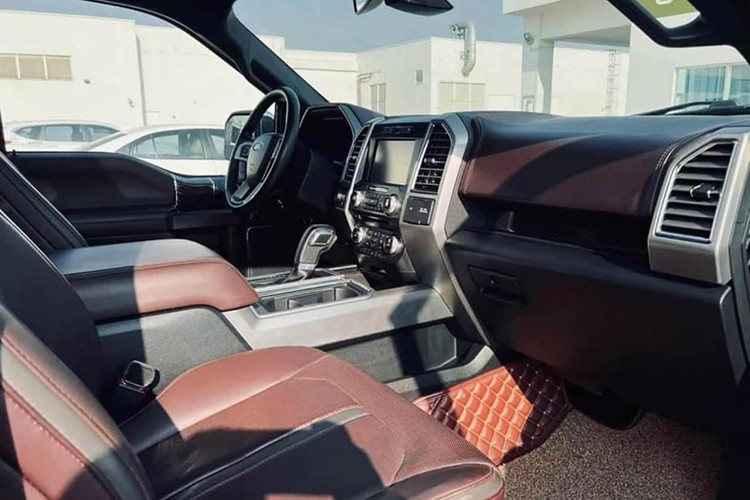 Ngoài ra, gương chiếu hậu Ford F150 Platinum 2016 được tích hợp thêm đèn chiếu sáng, một cặp biến thế AC 400W và hệ thống phát hiện điểm mù. Thùng chở hàng hiện đại, cửa mở sau có thể mở tự động từ xa và dễ dàng tạo thành 1 mặt phẳng khi cần thiết.