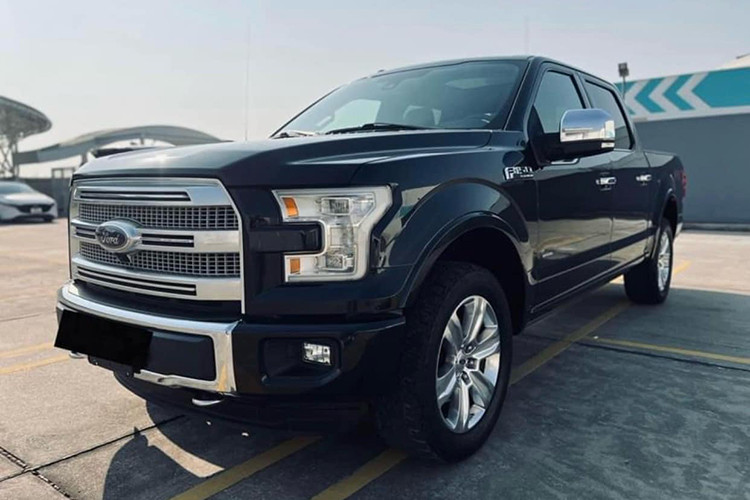 Mới đây, một Ford F-150 Platinum đời 2016 được rao bán trên sàn xe cũ Hà Nội. Theo chia sẻ của người bán, chiếc bán tải này không có niên hạn sử dụng tại Việt Nam, tức mang biển số xe con thay vì xe bán tải.