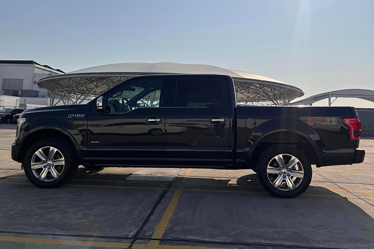 Theo chia sẻ từ người bán, chiếc siêu bán tải Ford F-150 khủng long này đã lăn bánh khoảng 80.000 dặm (tương đương 128.000 km). Màu sơn ở ngoại thất vẫn giữ được độ bóng bẩy, các chi tiết chóa đèn chưa có dấu hiệu bị ố mờ dù xe đã xuất xưởng khoảng 8 năm.