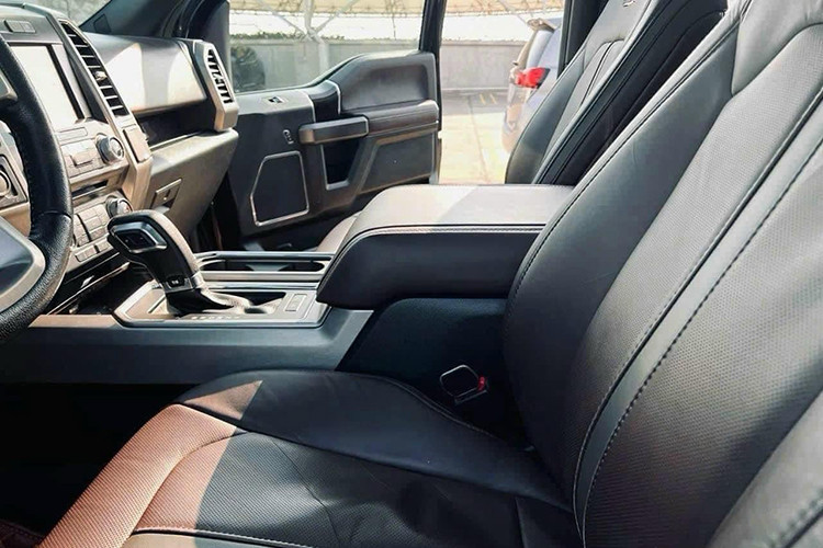 Một số trang bị tiện nghi đáng chú ý như hàng ghế trước chỉnh điện 10 hướng tích hợp sưởi và làm mát, trong khi hàng sau có sưởi, màn hình cảm ứng kích thước 8 inch tích hợp hệ thống giải trí SYNC đặc trưng của Ford, dàn âm thanh 11 loa của Sony cho công suất đầu ra 700W.