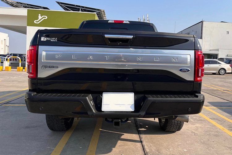 Mức giá xe Ford F150 Platinum 2016 được người bán chia sẻ là sang tay là 1,9 tỷ đồng (chưa thương lượng). Trên thị trường xe cũ, F-150 là một trong những lựa chọn hiếm hoi thuộc phân khúc xe bán tải cỡ lớn.