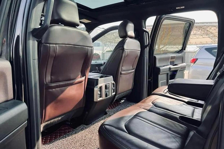 Chiếc Ford F-150 Platinum 2016 này được trang bị động cơ EcoBoost V6 3.5L, cho công suất 365 mã lực và mô-men xoắn 569 Nm. Đi kèm với đó là hộp số tự động 6 cấp và hệ dẫn động 4 bánh (4x4).