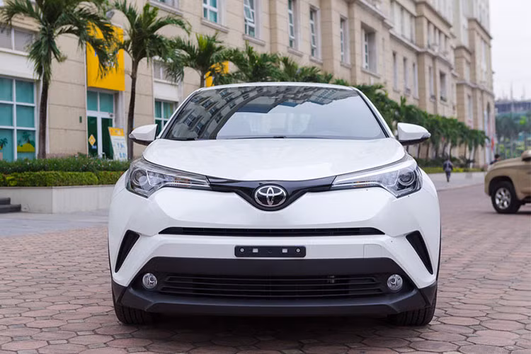 Hiện những chiếc xe Toyota C-HR mới đang được rao bán tại một số showroom ôtô tư nhân tại Hà Nội và TP HCM với giá khoảng 1,8 tỷ đồng), tương đương giá một chiếc Mercedes-Benz GLC 250 đầu năm 2017. Đến nay, xe GLC 250 đã được tăng giá thêm 90 triệu đồng.