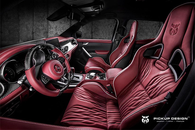 Nội thất của mẫu xe này được bọc da đẹp mắt, sử dụng các ốp bằng sợi carbon và chi tiết đen bóng. Bộ ghế được dập thêu với họa tiết hầm hố ấn tượng, kết hợp với chất liệu khác tạo sự trẻ trung.