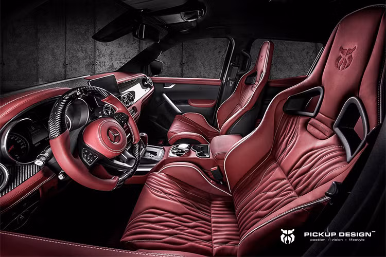 Nội thất của mẫu xe này được bọc da đẹp mắt, sử dụng các ốp bằng sợi carbon và chi tiết đen bóng. Bộ ghế được dập thêu với họa tiết hầm hố ấn tượng, kết hợp với chất liệu khác tạo sự trẻ trung.
