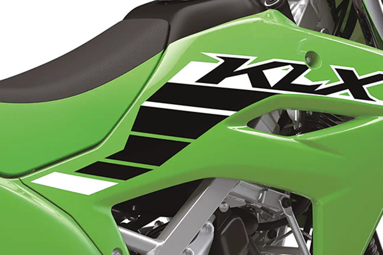 Hệ thống treo trước và sau của KLX150 2025 cũng được thiết kế để đảm bảo sự thoải mái khi đi trên địa hình đồi núi và địa hình gồ ghề. Xe được trang bị bánh xe lớn và có độ bám cao, giúp xe vận hành ổn định trên mọi địa hình.