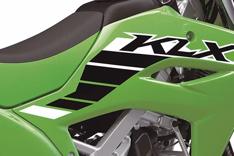 Hệ thống treo trước và sau của KLX150 2025 cũng được thiết kế để đảm bảo sự thoải mái khi đi trên địa hình đồi núi và địa hình gồ ghề. Xe được trang bị bánh xe lớn và có độ bám cao, giúp xe vận hành ổn định trên mọi địa hình.