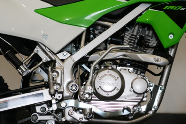 Về sức mạnh, Kawasaki KLX150 2025 tiếp tục sử dụng khối động cơ SOHC 1 xi-lanh, dung tích 144cc, sản sinh công suất tối đa 12 PS tại 8.000 vòng/phút và mô-men xoắn cực đại 11,3 Nm tại 6.500 vòng/phút.