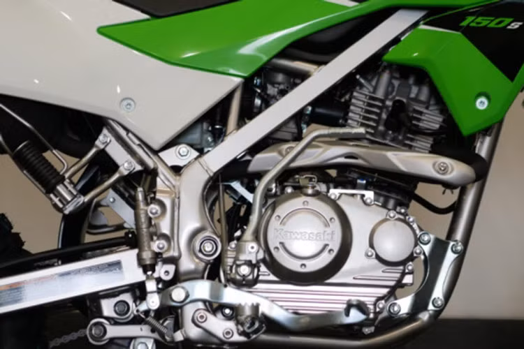 Về sức mạnh, Kawasaki KLX150 2025 tiếp tục sử dụng khối động cơ SOHC 1 xi-lanh, dung tích 144cc, sản sinh công suất tối đa 12 PS tại 8.000 vòng/phút và mô-men xoắn cực đại 11,3 Nm tại 6.500 vòng/phút.