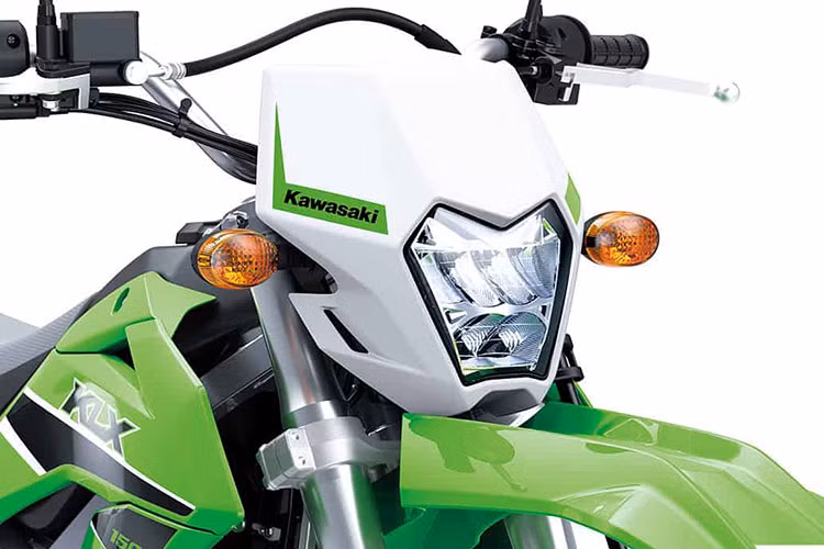 Với bản Kawasaki KLX150 2025 tiêu chuẩn, xe vẫn giữ nguyên các trang bị chỉ bổ sung màu xanh chanh đặc trưng của thương hiệu Kawasaki. Các trang bị khác vẫn không thay đổi quá nhiều.
