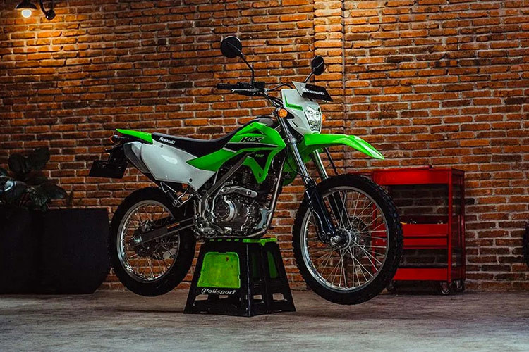 Mức giá xe Kawasaki KLX150 2025 tại thị trường Indonesia là 37.300.000 rupiah - (tương đương khoảng gần 58 triệu đồng) khi quy đổi ra tiền Việt theo tỷ giá hiện tại. Dự đoán mẫu xe này sẽ sớm về Việt Nam vào thời gian tới.