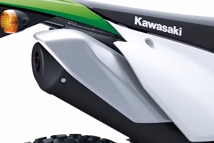 Ngoài ra, Kawasaki KLX150 2025 cũng có nhiều tính năng an toàn, như hệ thống phanh đĩa trước và sau, đèn pha LED, đèn hậu LED, và tay lái và chân ga có cấu trúc an toàn.