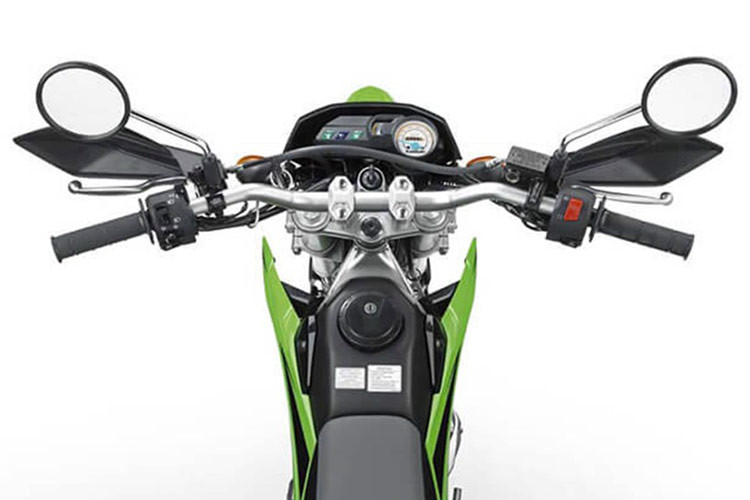 Về thiết kế, KLX150 có kiểu dáng thể thao và gọn nhẹ, với khung xe được làm bằng thép cao cấp, giúp tăng độ bền và độ chắc chắn của xe. Khả năng điều khiển của xe rất dễ dàng và linh hoạt, giúp người lái có thể chinh phục các loại địa hình khó khăn.