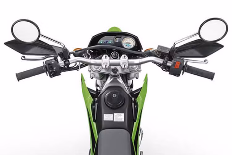 Về thiết kế, KLX150 có kiểu dáng thể thao và gọn nhẹ, với khung xe được làm bằng thép cao cấp, giúp tăng độ bền và độ chắc chắn của xe. Khả năng điều khiển của xe rất dễ dàng và linh hoạt, giúp người lái có thể chinh phục các loại địa hình khó khăn.