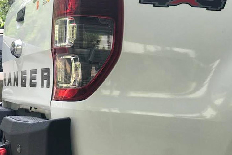 Nâng cấp hệ thống chiếu sáng cũng là hạng mục thường thấy trên các bản độ xe bán tải, do hệ thống chiếu sáng tiêu chuẩn không đáp ứng được theo mong muốn của người chơi xe. Cụ thẻ xe được độ Bi Xenon cao cấp bao gồm cặp Bi cầu Kenzo Clear Vision kết hợp các dòng bóng Xenon tăng sáng của OSRAM và Ballast kích sáng OSRAM.