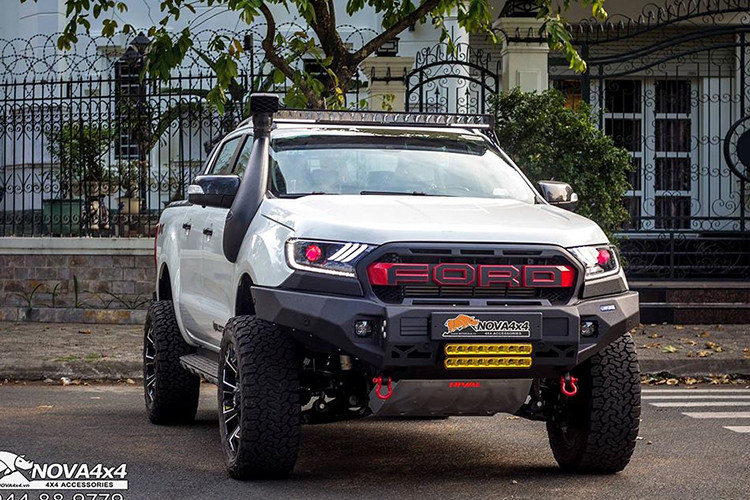 Đầu tiên là về ngoại hình, chiếc Ranger Wildtrak Biturbo mới cứng đã được "đạp đi xây lại", mạnh mẽ hơn với các chi tiết điểm nhấn màu đỏ trên mặt ca-lăng và đèn "mắt quỷ". Lưới tản nhiệt của xe được thay mới bằng lưới tản nhiệt "Ford" như của mẫu bán tải hiệu năng cao Ranger Raptor.