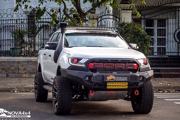 Đầu tiên là về ngoại hình, chiếc Ranger Wildtrak Biturbo mới cứng đã được "đạp đi xây lại", mạnh mẽ hơn với các chi tiết điểm nhấn màu đỏ trên mặt ca-lăng và đèn "mắt quỷ". Lưới tản nhiệt của xe được thay mới bằng lưới tản nhiệt "Ford" như của mẫu bán tải hiệu năng cao Ranger Raptor.