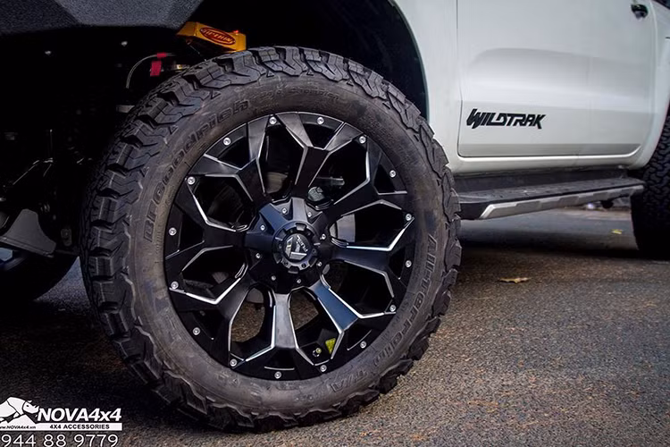 Để đáp ứng nhu cầu Offroad, chiếc Ranger Wildtrak Biturbo độ khủng này còn được trang bị 2 đèn vàng trợ sáng Kenzo Amber hỗ trợ đèn chính khi di chuyển trong điều kiện thời tiết xấu và đèn STEDI ST2K 50″ New Model 2019 trên nóc hỗ trợ khi đi Offroad, đường núi…