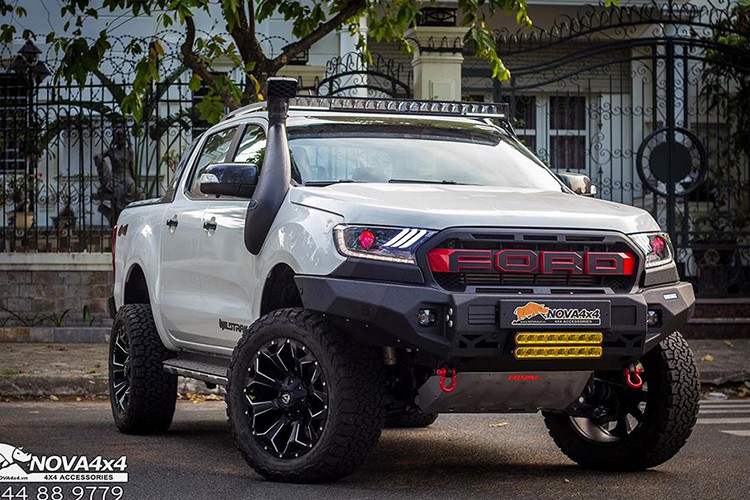 Ngoài ra, chiếc xe còn được nâng cấp "ống thở" Safari để cải thiện khả năng đi qua vùng nước sâu, lọc gió K&amp;N, hệ thống đề nổ xe từ xa thông minh giúp làm mát xe trước khi khởi hành, và cả nâng cấp nhẹ cho hệ thống âm thanh giải trí bao gồm 4 bass + 4 tweeter và 1 Sub điện... Được biết, tổng chi phí độ Ford Ranger Wildtrak khoảng 300 triệu đồng.