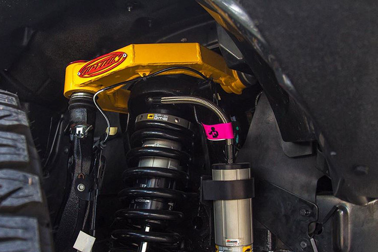 Hệ thống treo và giảm xóc là một hạng mục nâng cấp quan trọng. Trên bản độ này, Nova4x4 nâng cấp bộ phuộc BP-51 (được nhập khẩu từ Úc) - được xưởng độ này cho là tốt nhất cho dòng Ford Ranger hiện nay, với 4 cụm phuộc cho 4 bánh. Càng A được nâng cấp với phụ kiện của Option 4WD từ Thái Lan. Hệ thống bầu hơi Airbag Man Australia, bao gồm cả bộ bơm điện nâng hạ tự động. Cuối cùng là cùm nhíp chống giật JS.