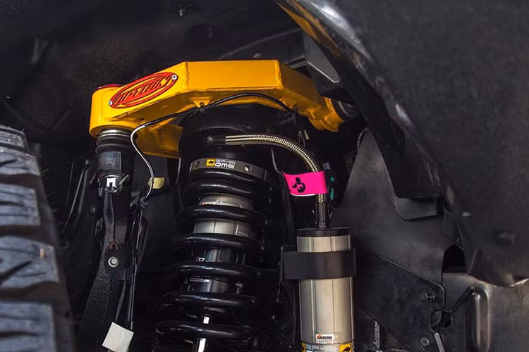 Hệ thống treo và giảm xóc là một hạng mục nâng cấp quan trọng. Trên bản độ này, Nova4x4 nâng cấp bộ phuộc BP-51 (được nhập khẩu từ Úc) - được xưởng độ này cho là tốt nhất cho dòng Ford Ranger hiện nay, với 4 cụm phuộc cho 4 bánh. Càng A được nâng cấp với phụ kiện của Option 4WD từ Thái Lan. Hệ thống bầu hơi Airbag Man Australia, bao gồm cả bộ bơm điện nâng hạ tự động. Cuối cùng là cùm nhíp chống giật JS.