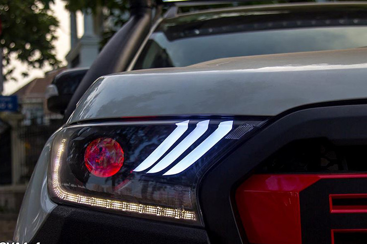 Ngoài ra, xe ccòn sở hữu những món đồ bảo vệ như cản trước, cản sau và tấm bảo vệ gầm trước từ thương hiệu RIVAL và hai móc kéo ở cản trước sơn màu đỏ. Đáng chú ý, xe được trang bị bộ mâm kích thước lớn tới 20-inch của Fuel Assault, đi kèm với bộ lốp gai địa hình BFGoodrich Baja Champion All-Terrain T/A kích cỡ 285/55R20 cho cả 4 bánh.