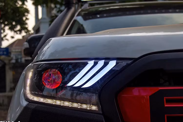 Ngoài ra, xe ccòn sở hữu những món đồ bảo vệ như cản trước, cản sau và tấm bảo vệ gầm trước từ thương hiệu RIVAL và hai móc kéo ở cản trước sơn màu đỏ. Đáng chú ý, xe được trang bị bộ mâm kích thước lớn tới 20-inch của Fuel Assault, đi kèm với bộ lốp gai địa hình BFGoodrich Baja Champion All-Terrain T/A kích cỡ 285/55R20 cho cả 4 bánh.