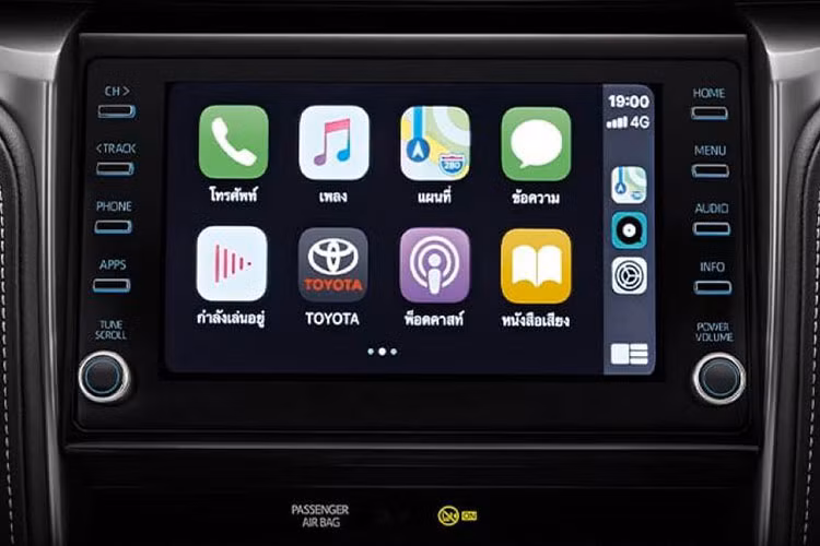 Toyota Fortuner 2021 facelift có một loạt các cập nhật mới về ngoại thất. Đáng chú ý là lưới tản nhiệt mạnh mẽ hơn, đèn pha LED projector đẹp hơn với đèn ban ngày LED, cản trước mới với khu vực đèn sương mù lớn hơn và tấm ốp bảo vệ gầm màu bạc mới. Xe cũng sẽ có bộ la-zăng hợp kim đa chấu mới và đèn hậu LED mới.