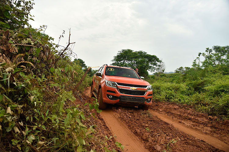 Với hệ dẫn động 4 bánh, lái chiếc xe bán tải Colorado vượt đoạn đường bùn lầy sẽ trở nên dễ dàng. Bên cạnh đó, thiết kế linh hoạt và thông minh của phần đầu xe cho phép chiếc bán tải vượt qua các địa hình sình lấy an toàn mà không ảnh hưởng tới động cơ và hệ thống điện.