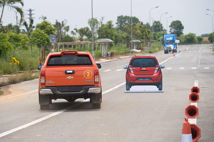 Khi lái xe ở tốc độ cao, điều quan trọng là cần phải đảm bảo chiếc xe có khả năng giảm tốc nhanh và gấp mà không khiến người lái mất kiểm soát xe. Hệ thống chống bó cứng phanh (ABS) trên Colorado ngăn bánh xe không bị trượt và giữ an toàn cho người lái khi phanh khẩn cấp.