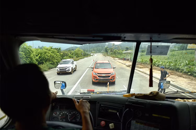 Ngay cả những người lái xe cẩn thận nhất cũng có thể mất tập trung trên đường khi lái xe. Đó là lý do tại sao các mẫu xe của Chevrolet, đặc biệt là Colorado, được trang bị hàng loạt các tính năng an toàn chủ động bao gồm cảnh báo va chạm sớm (Front Collision Alert). Tính năng này cảnh báo người lái khi chiếc xe đang đi quá gần phương tiện trước mặt và tốc độ đang quá cao, giúp lái xe tránh được nguy cơ va chạm.