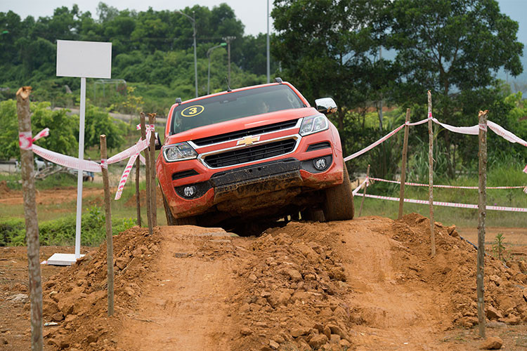 Trải nghiệm lái xe địa hình không thể thiếu những thử thách với các đồi dốc. Thử thách leo đồi cho phép người lái kiểm nghiệm sức mạnh từ động cơ Duramax turbo diesel 4 xy-lanh 2.5L VGT công suất 180 mã lực và mô men xoắn cực đại 440Nm. Lái xe sẽ được trải nghiệm một cách thực tế nhất khả năng bám đường, chống trơn trượt của hệ dẫn động 4 bánh.