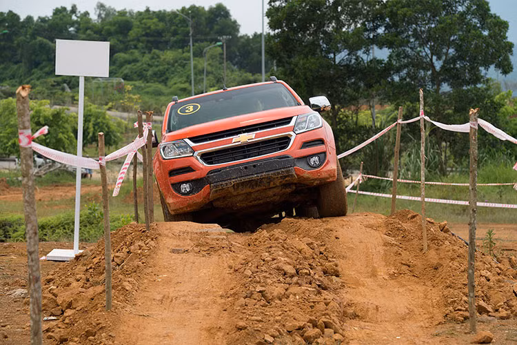 Trải nghiệm lái xe địa hình không thể thiếu những thử thách với các đồi dốc. Thử thách leo đồi cho phép người lái kiểm nghiệm sức mạnh từ động cơ Duramax turbo diesel 4 xy-lanh 2.5L VGT công suất 180 mã lực và mô men xoắn cực đại 440Nm. Lái xe sẽ được trải nghiệm một cách thực tế nhất khả năng bám đường, chống trơn trượt của hệ dẫn động 4 bánh.